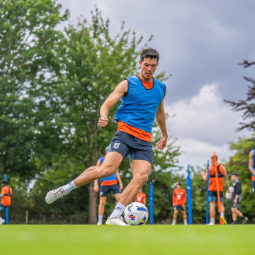 Elkan Baggott berlatih bersama Blackpool. (Instagram @elkanbaggott)